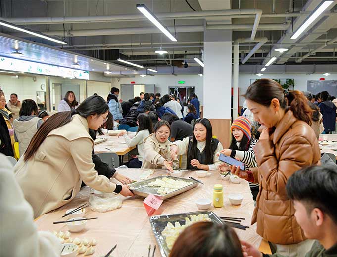 包饺子迎冬至 幸福滋味共分享